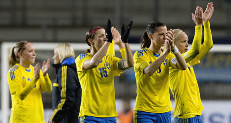 Sveriges spelare tackar publiken efter matchen mot Färörarna.
Foto: Adam Ihse/TT.